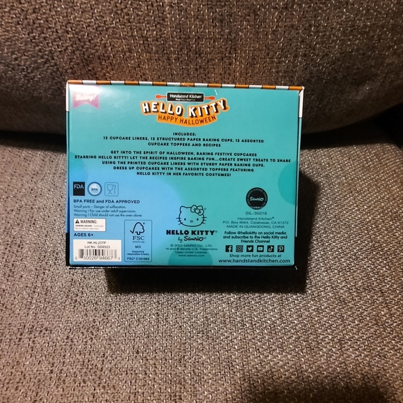 Hello Kitty, 2 piece set Happy Halloween cookie stamp and cupcake party set - Picture 4 of 5